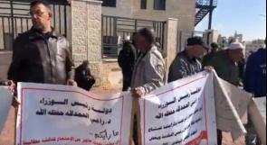 فيديو | موظفو بلدية يطا يطالبون "برفع ظلم رئيس البلدية عنهم"، وأبو زهرة يرد عبر وطن