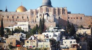 بلدية الاحتلال تسلم محال تجارية في القدس أوامر إغلاق
