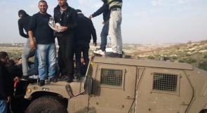 بالصور : شبان يعتلون جيب عسكري للأحتلال في عانين