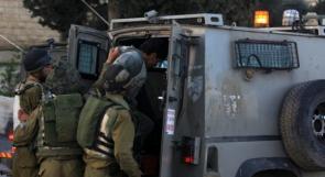الخليل: الاحتلال يعتقل شابا من بيت امر على حاجز "الكونتينر"