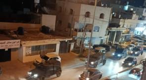 الاحتلال يقتحم مخيم قلنديا ويخلع أبواب منازل ويطلق قنابل الغاز والصوت
