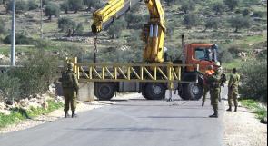 قوات الاحتلال تغلق مدخل مخيم الجلزون وتمنع مرور مركبات المواطنين