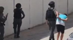 الاحتلال يعتقل شابا بعد التنكيل قرب مخيم قلنديا