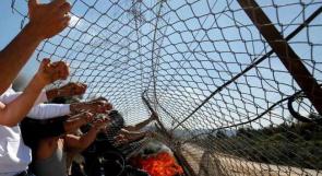 شبان يقتلعون السياج الفاصل خلال مواجهات في بلدة بيت سيرا