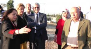 رئيس وزراء ايطاليا الأسبق يطلع على معاناة قرية النبي صالح جراء الاستيطان