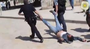 فيديو يظهر وحشية الاحتلال في قمع المصلين بالمسجد الأقصى