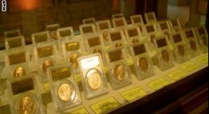 زوجان يعرضان كنزاً من العملات الذهبية عثرا عليه بالصدفة!!