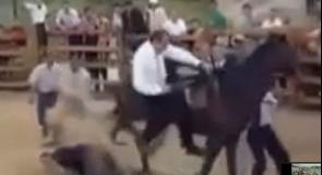 بالفيديو ... حصان يركل أردوغان ويسقطه أرضا