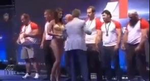 بالفيديو ... بطل عالمي روسي مسلم يغض البصر عن فتاة شبه عارية أثناء تتويجه