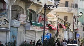 بالفيديو... إغلاق محلات تجارية في رام الله بعد استشهاد الشاب مبارك