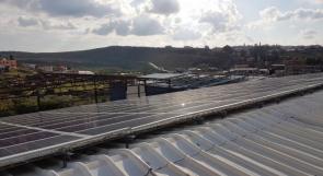 خاص لـ "وطن": بالفيديو.. مصنع في طولكرم يستبدل الكهرباء بالخلايا الشمسية