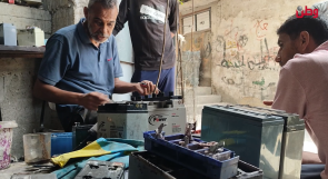 أزمة الكهرباء في غزة تدفع المواطنين إلى إعادة تصليح البطاريات المتهالكة