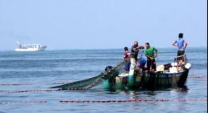 زوارق الاحتلال تستهدف الصيادين ومراكبهم في بحر غزة