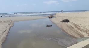 خاص لـ"وطن" بالفيديو : لا بحر في غزة ... المياه العادمة تلوث الشاطئ بانقطاع الكهرباء عن محطة التنقية