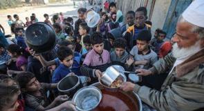 "التكية" في غزة ملاذ المواطنين والاطفال للحصول على الطعام