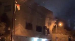 شبان يقومون بإحراق المركز الجماهيري التابع لبلدية الاحتلال في قرية العيساوية بالقدس المحتلة
