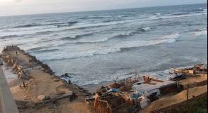 خاص لـ"وطن": بالفيديو.. غزة: تقدم مياه البحر يهدد شاطئ رفح