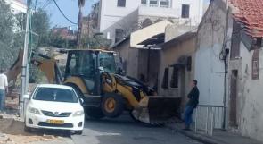 فيديو | شرطة الاحتلال تغُلق شوارع حي العجمي بيافا وتهدم حديقة منزل