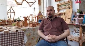 في غزة.. مهندس معماري لجأ للعمل في المشغولات الخشبية لتوفير مصدر رزق له