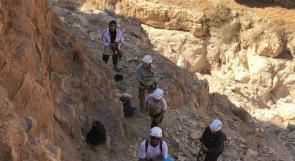 من صمت النُسَّاك إلى صدى المستغورين.. مغامرة فلسطينية إلى دير وادي المُقَلق