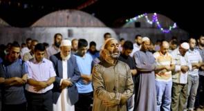 أهل غزة يصلون التراويح على أنقاض المساجد المدمرة