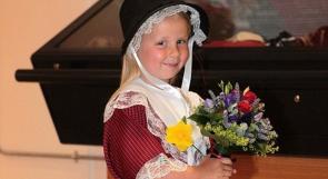 بالفيديو .. طفلة تتلقى صفعة بعد تقديمها الورود لملكة بريطانيا