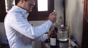 خاص لـ "وطن": بالفيديو... غزة: الطالب سعد يبتكر مادة البنزين من تفاعلات كيميائية