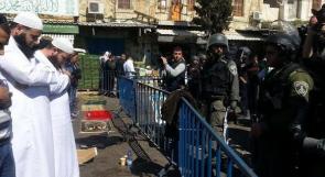 الالاف يصلون في شوارع القدس بعد منع الاحتلال دون سن الأربعين من دخول"الأقصى"
