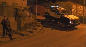 بالفيديو.. مستوطنون يعتدون على ناشط ويقتحمون منزلاً في تل الرميدة بالخليل