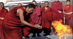 وفاة راهب تبتي أضرم النار في نفسه