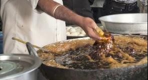 بالفيديو.. طباخ هندي يستعمل يديه لقلي السمك