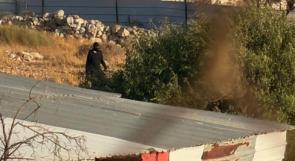 مستوطنون يحطمون مركبة خلال هجوم على برقا شرقي رام الله