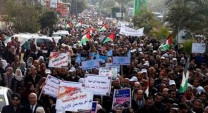 غزة: الاف الموظفين في "الاونروا" ينظمون مسيرة حاشدة احتجاجاً على تقليص مساعداتها
