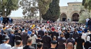 130 الف مصل يؤدون صلاة الجمعة الثالثة من رمضان في المسجد الأقصى