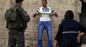 الاحتلال يسمح بالتفتيش الجسدي للفلسطينيين بدون شبهة حمل السلاح