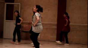خاص لـ"وطن" بالفيديو .. أطفال يغازلون التراث باحتراف الدبكة في غزة