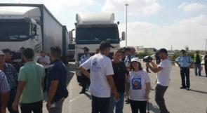 عائلة الجندي آرون تعطل حركة الشاحنات على معبر "كرم أبو سالم"