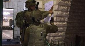 جيش الاحتلال يهدد المواطنين في بيت امر