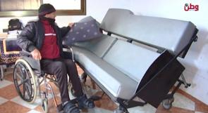 صنعه شخص من ذوي الإعاقة لمساعدة نفسه بنفسه.. أول سرير متحرك في غزة
