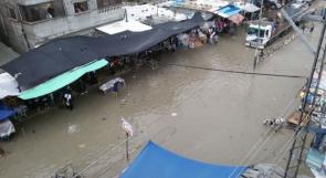 بالصور.. الامطار تغمر عشرات المنازل في خان يونس