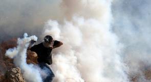 إصابة صحفيين وثلاثة مواطنين بجروح والعشرات بالاختناق في مسيرة بلعين