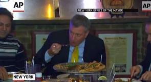 بالفيديو.. عمدة نيويورك يواجه انتقادات بسبب تناوله"البيتزا" بالشوكة