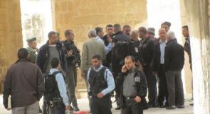 'محدث' بالفيديو والصور... طفلة مقدسية تصرخ بوجه جنود اقتحموا الأقصى