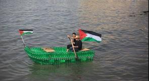 بالصور...شبّان من غزة يصنعون قاربا من زجاجات بلاستيكية