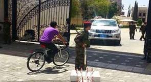 وزير يمني يتوجه إلى عمله بدراجة هوائية
