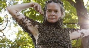 بالفيديو... امرأة ترقص وآلاف النحلات تغطي جسدها