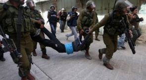 قوات الاحتلال تعتدي على شاب بالضرب وتعتقل آخرين في الخليل
