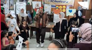 الحكواتي "عمو فؤاد" يجول غزة على قدميه للترفيه عن الأطفال