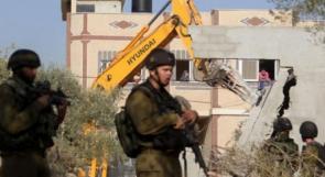 الاحتلال يخطر بهدم ووقف بناء 10 منازل في قلنديا شرق القدس
