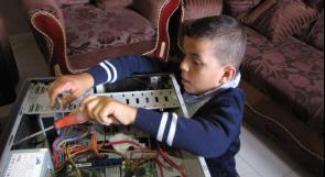 خاص لـ"وطن": بالفيديو.. غزة: حاتم.. طفل مصاب بالتوحد يهوى صيانة الأجهزة الإلكترونية